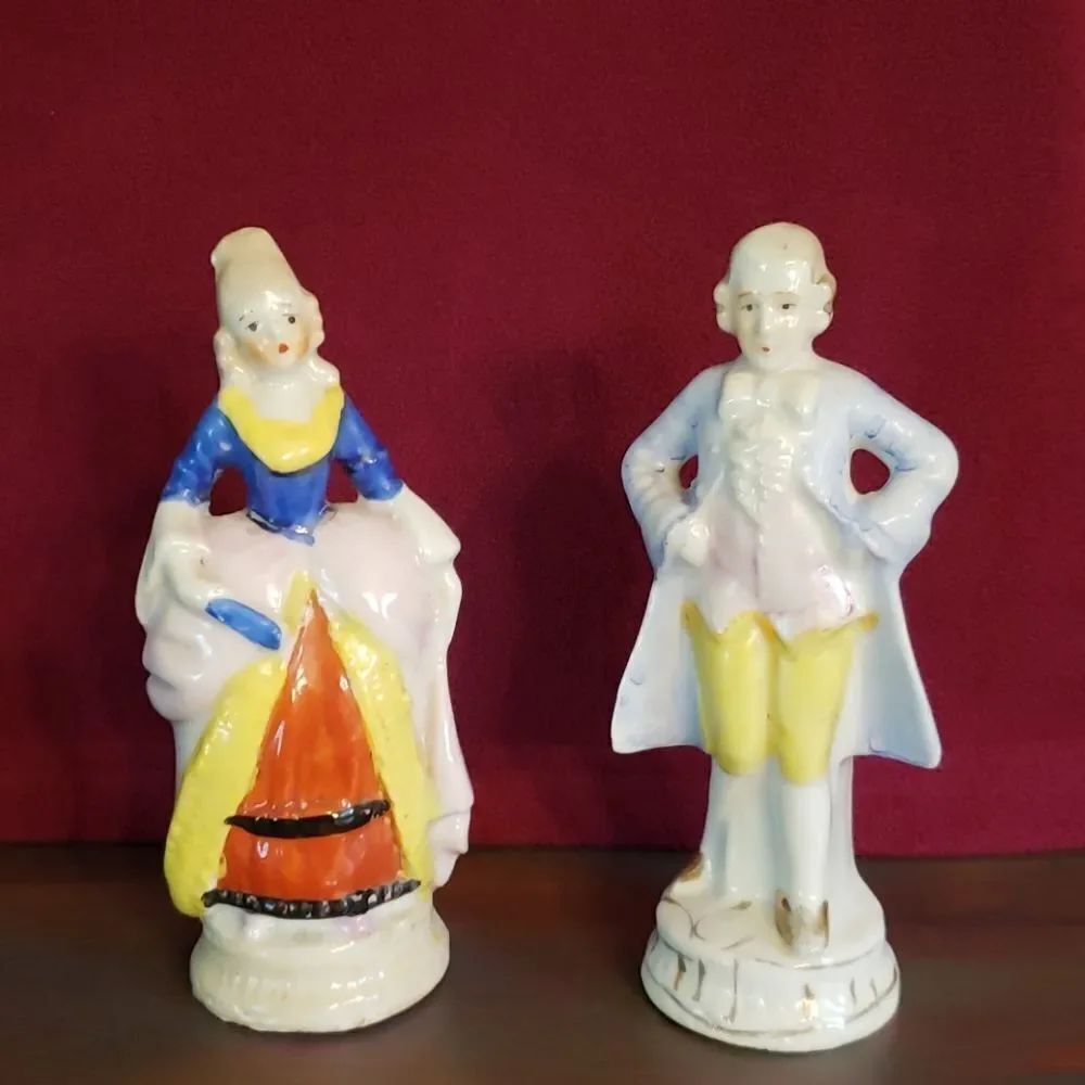 Vintage PorcelainโColonialโCoupleโFigurines